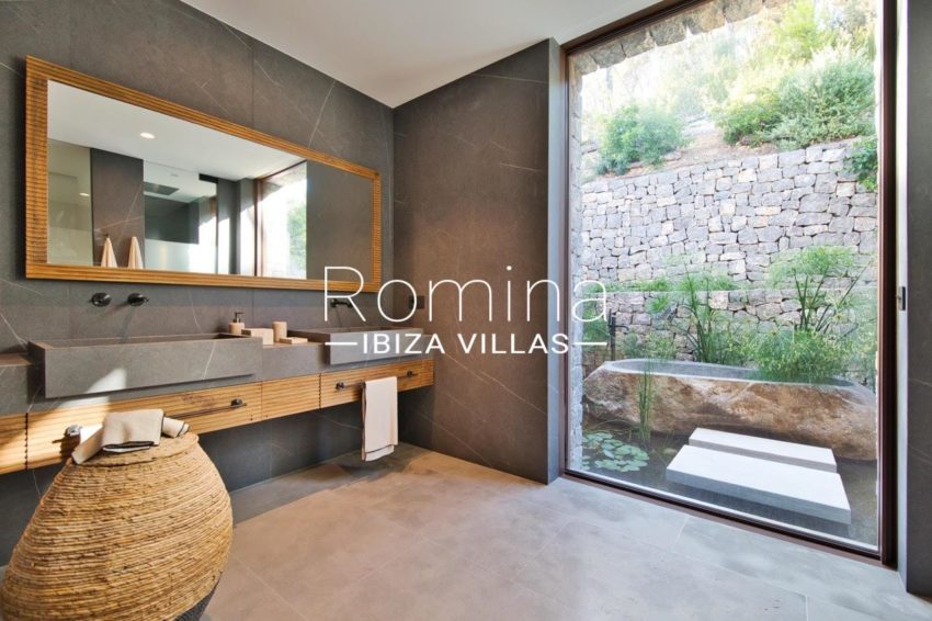 1. RV5169-01 Villa Bosc - rominas ibiza villas - bathroom terrasse