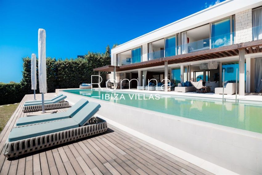 0.13-ibiza-1719407001114096dreamlike-villa-in-vista-alegre-offers-pure-luxurious-privacy-with-stunning-sea-views_(44)