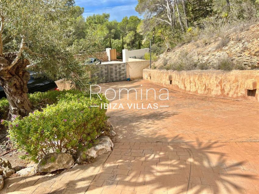 15 -ibiza-1714578198113466beautiful-house-for-sale-with-beautiful-sea-views-and-absolute-tranquillity_(15)