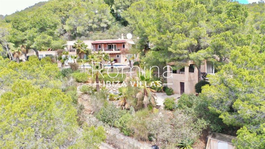 2-ibiza-1714578195113453beautiful-house-for-sale-with-beautiful-sea-views-and-absolute-tranquillity_(2)