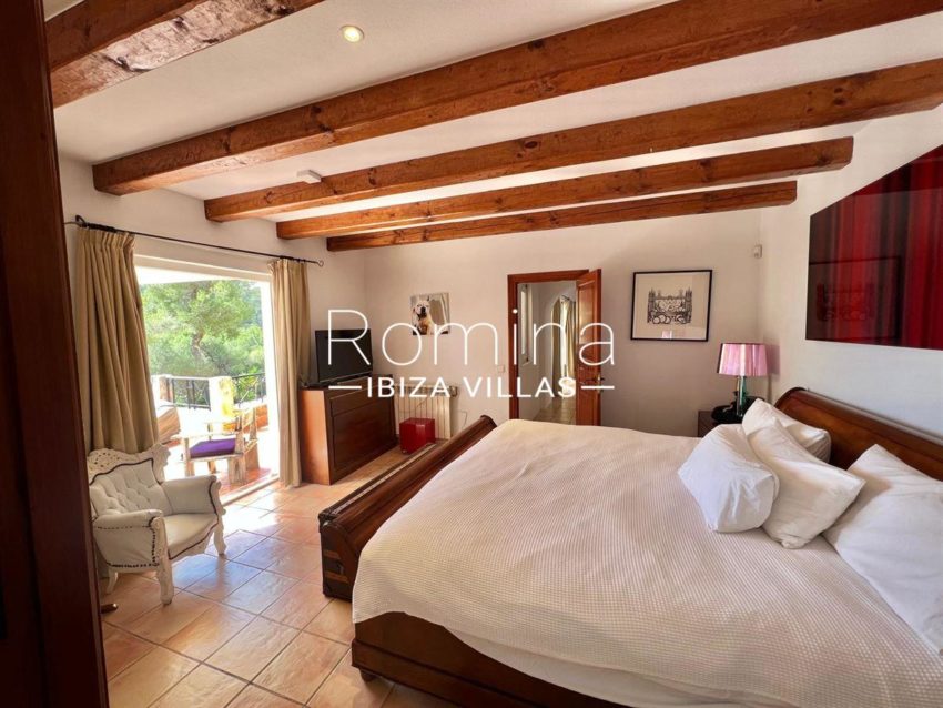 27-ibiza-1714578232113482beautiful-house-for-sale-with-beautiful-sea-views-and-absolute-tranquillity_(30)