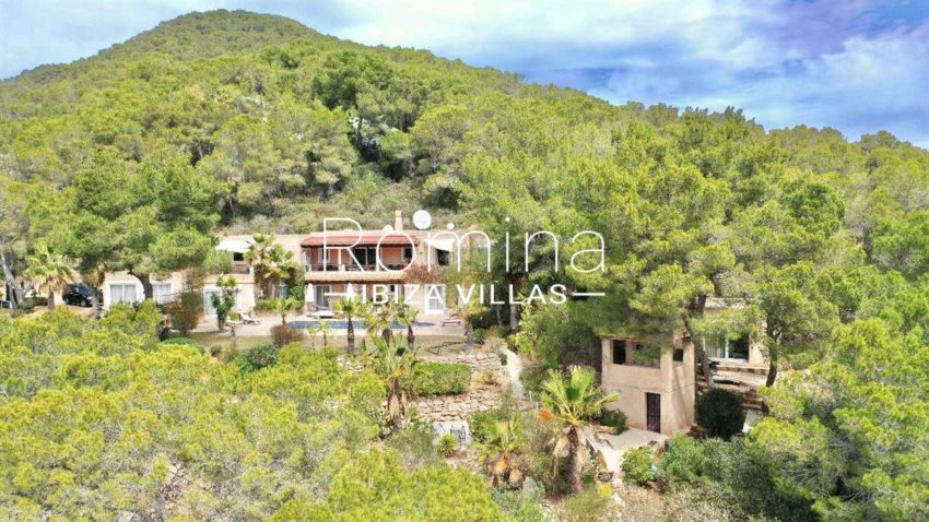 3 -ibiza-1714578195113454beautiful-house-for-sale-with-beautiful-sea-views-and-absolute-tranquillity_(3)