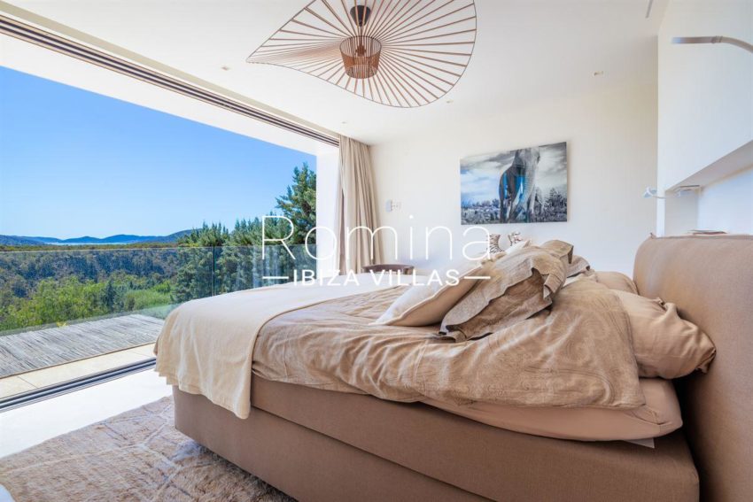 3-ibiza-1719407024114105dreamlike-villa-in-vista-alegre-offers-pure-luxurious-privacy-with-stunning-sea-views_(2)