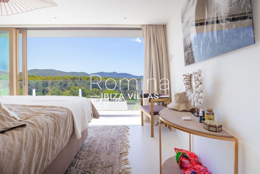 3.2-ibiza-1719407024114108dreamlike-villa-in-vista-alegre-offers-pure-luxurious-privacy-with-stunning-sea-views_(5)