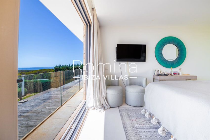 3.4-ibiza-1719407025114110dreamlike-villa-in-vista-alegre-offers-pure-luxurious-privacy-with-stunning-sea-views_(7)