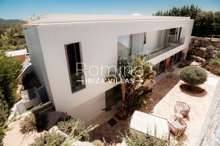 7.4-ibiza-1719407003114103dreamlike-villa-in-vista-alegre-offers-pure-luxurious-privacy-with-stunning-sea-views_(51)