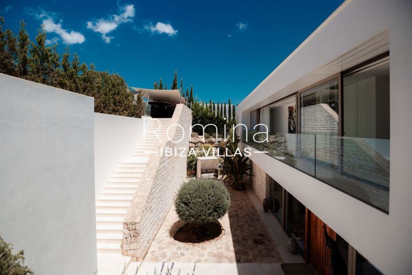 7.5-ibiza-1719407003114104dreamlike-villa-in-vista-alegre-offers-pure-luxurious-privacy-with-stunning-sea-views_(52)