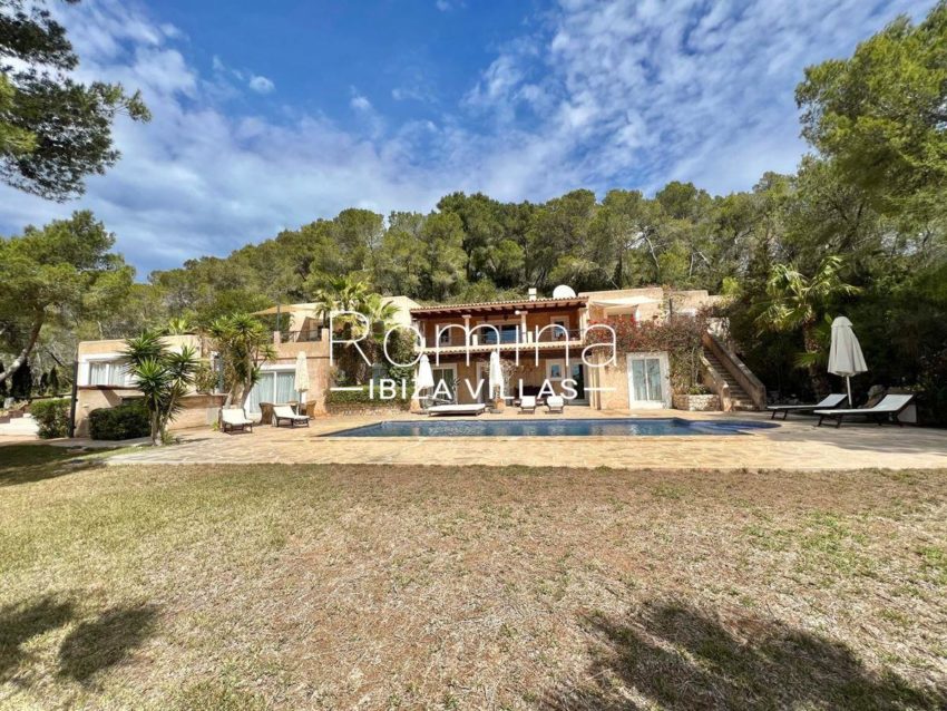 8 -ibiza-1714578196113459beautiful-house-for-sale-with-beautiful-sea-views-and-absolute-tranquillity_(8)