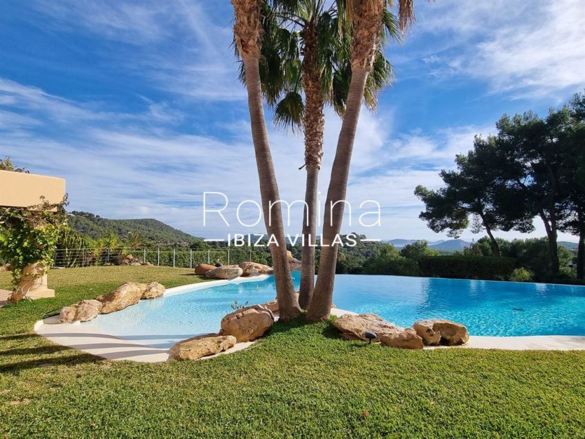 RIV-ibiza-1715267201113601luxurious-villa-with-stunning-pool-and-sea-views_(2)