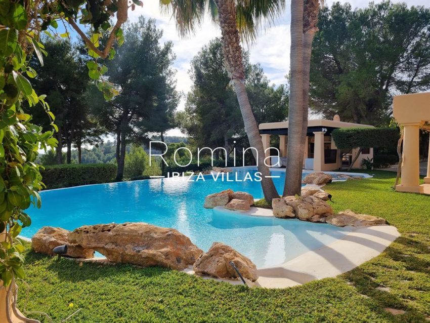 RIV-ibiza-1715267201113602luxurious-villa-with-stunning-pool-and-sea-views_(3)