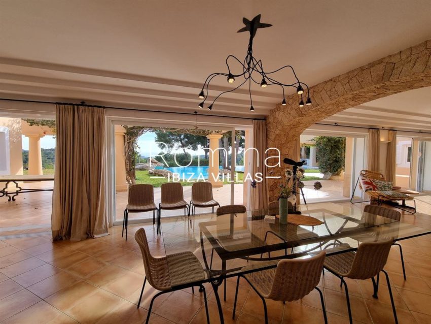 RIV-ibiza-1715267203113610luxurious-villa-with-stunning-pool-and-sea-views_(11)