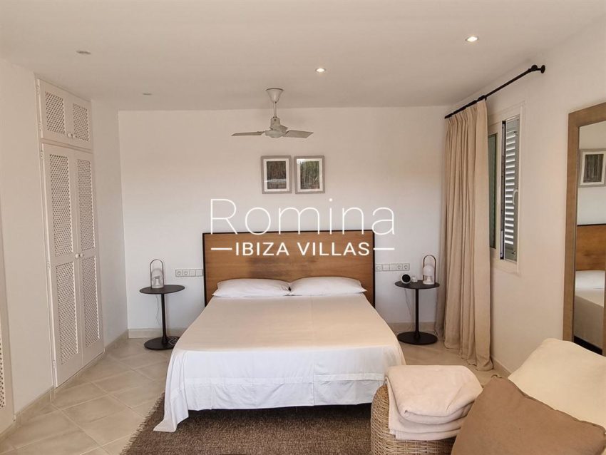 RIV-ibiza-1715267203113611luxurious-villa-with-stunning-pool-and-sea-views_(12)