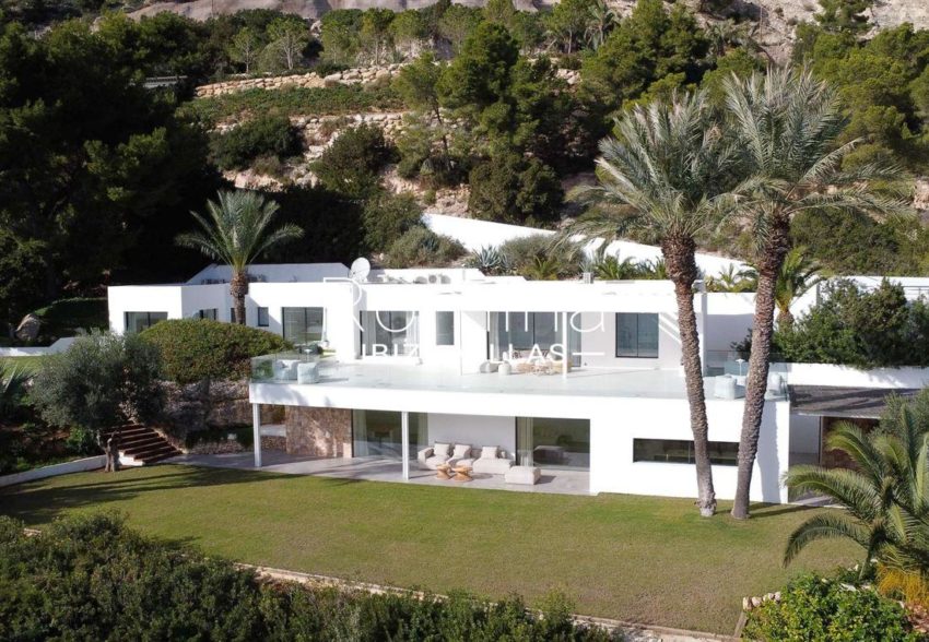 RIV-ibiza-bedroom-villa-for-a-perfect-luxury-retreat-in-es-cubells_(10)