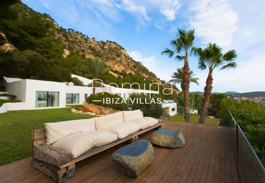 RIV-ibiza-bedroom-villa-for-a-perfect-luxury-retreat-in-es-cubells_(13)