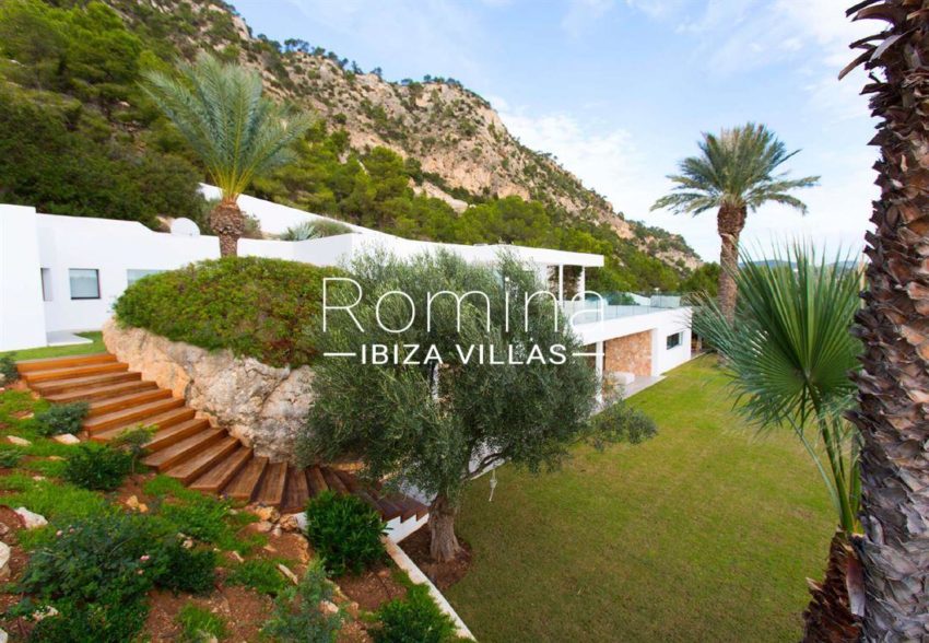 RIV-ibiza-bedroom-villa-for-a-perfect-luxury-retreat-in-es-cubells_(14)