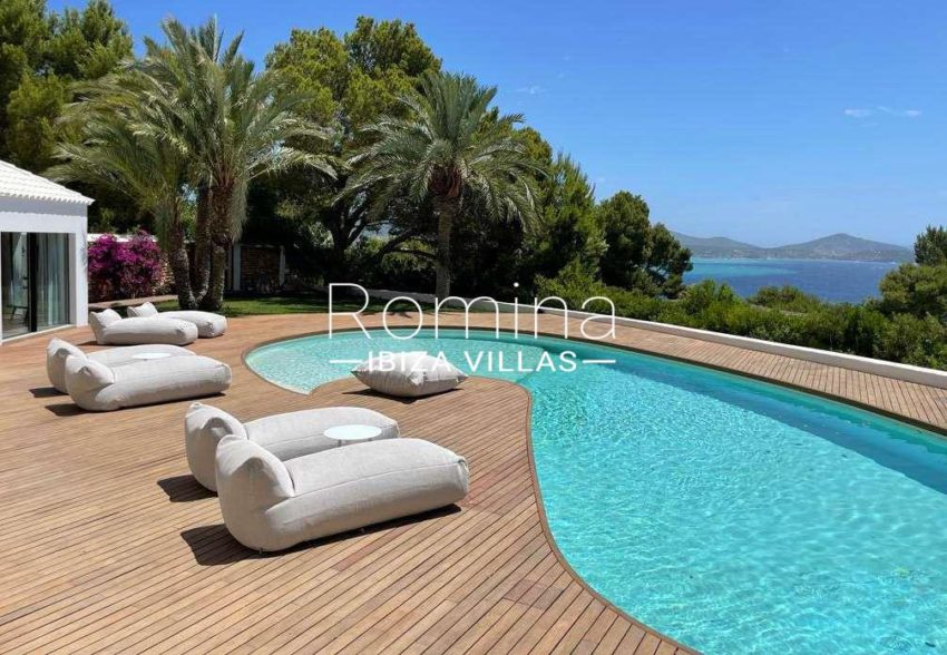 RIV-ibiza-bedroom-villa-for-a-perfect-luxury-retreat-in-es-cubells_(2)