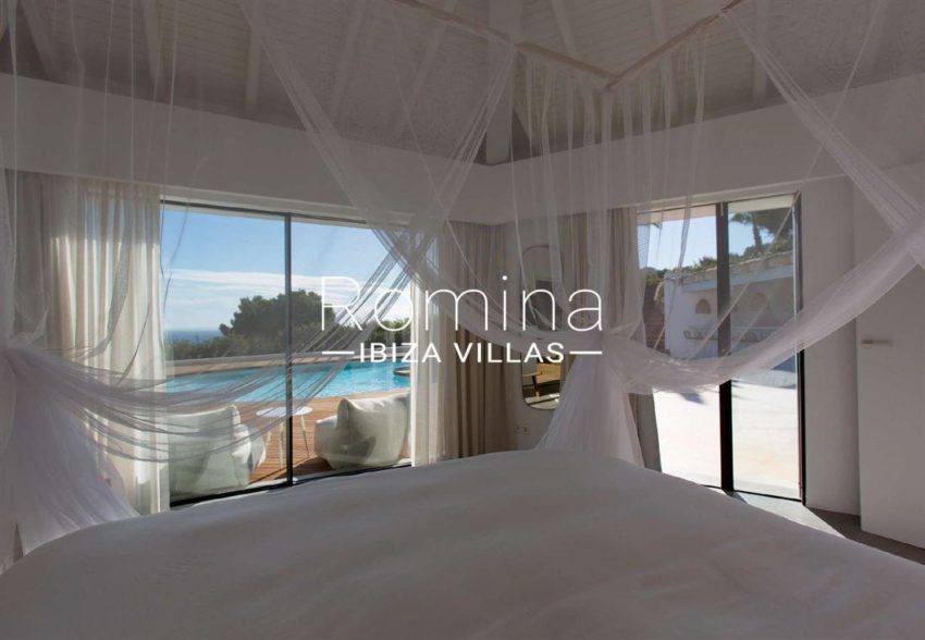 RIV-ibiza-bedroom-villa-for-a-perfect-luxury-retreat-in-es-cubells_(34)