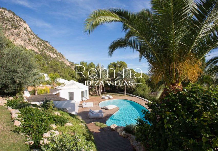 RIV-ibiza-bedroom-villa-for-a-perfect-luxury-retreat-in-es-cubells_(8)